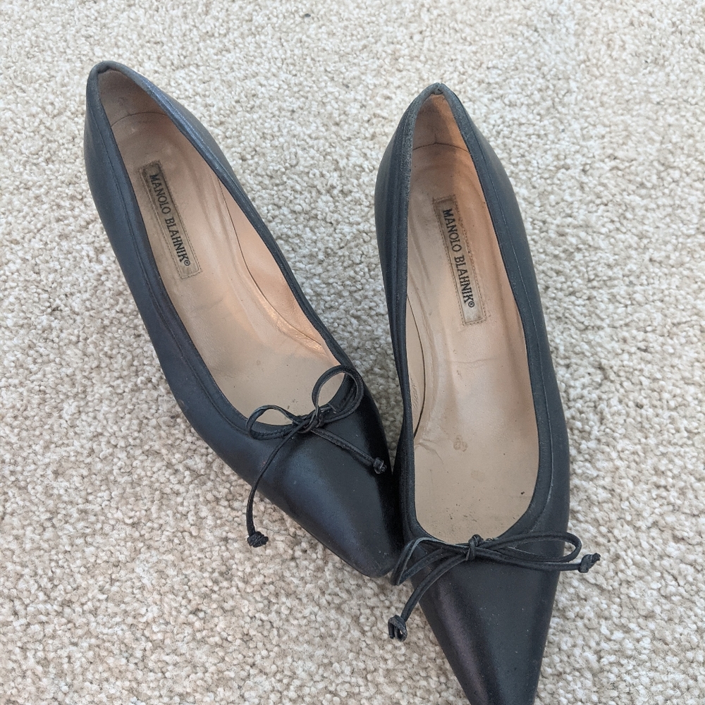 Manolo Blahnik black leather pointed toe pumps